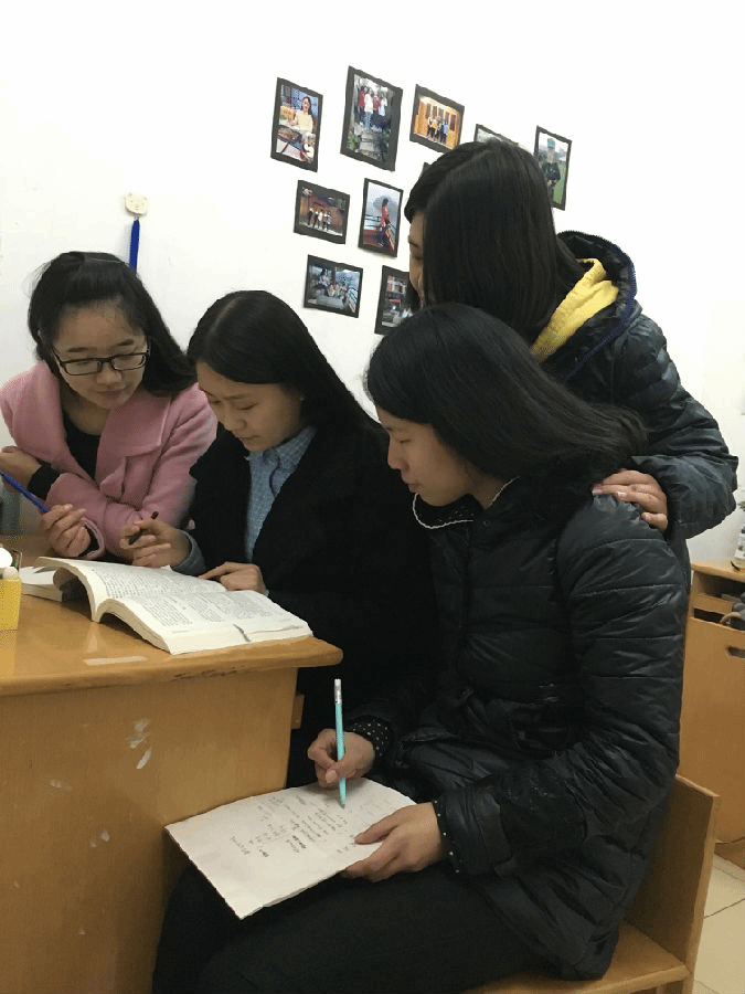 寝室成员学习的照片.png